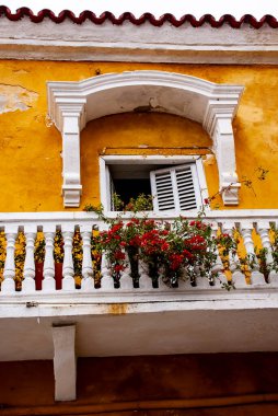 Tarihi şehir merkezindeki Cartagena de Indias, Kolombiya 'daki tipik balkonlarda. 26 Nisan 2011