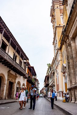 Tarihi şehir merkezindeki Cartagena de Indias, Kolombiya 'daki tipik balkonlarda. 26 Nisan 2011