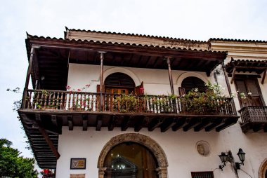 Tarihi şehir merkezindeki Cartagena de Indias, Kolombiya 'daki tipik balkonlarda. 26 Nisan 2011