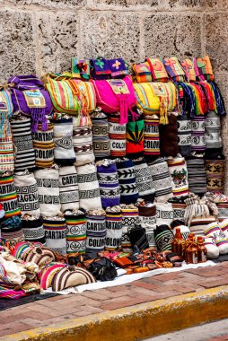 Cartagena, Kolombiya. 26 Nisan 2011. Kolombiya, Cartagena 'daki eski kasabada hediyelik çantaların' mochila 'sının satışı.