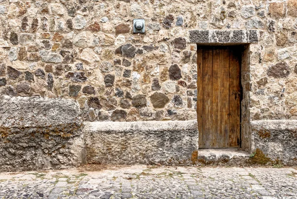 Ισπανικό Αποικιακό Στυλ Ξύλινη Πόρτα Και Πέτρινο Τοίχο Στην Αντίγκουα — Φωτογραφία Αρχείου