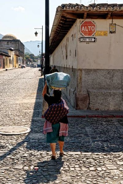Mujer Lleva Una Cesta Cabeza Mientras Mercado Antigua Guatemala Sacatepequez — Foto de Stock