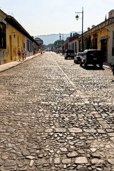 2011年3月24日 中美洲 危地马拉 萨卡特佩克斯 安提瓜危地马拉 风景秀丽的中心城市上午的街道场景 — 图库照片