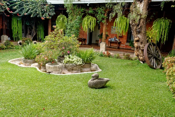 典型的殖民花园 2011年3月24日危地马拉安提瓜Jardin Posada Don Rodrigo — 图库照片
