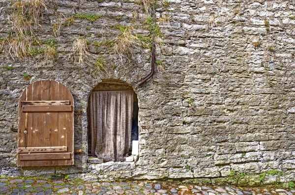 タリンの中世の壁のドア 旧市街 エストニア タリン2011年6月6日 — ストック写真