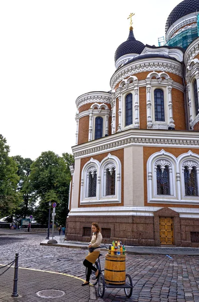 Prodavač Nealkoholických Nápojů Před Katedrálou Alexandra Něvského Tallinn Old Town — Stock fotografie