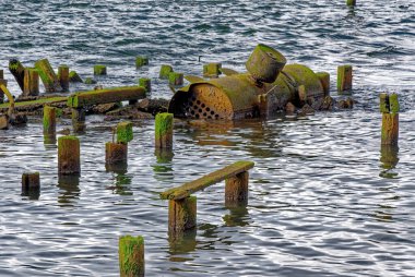 Astoria, Oregon 'daki Columbia Nehri' ndeki eski bir rıhtımın kalıntıları.