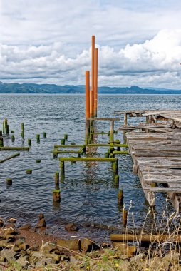 Astoria, Oregon 'daki Columbia Nehri' ndeki eski bir rıhtımın kalıntıları.