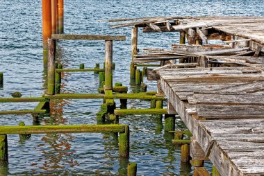 Astoria, Oregon 'daki Columbia Nehri' ndeki eski bir rıhtımın kalıntıları.