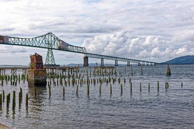 Astoria-Megler Köprüsü, Columbia Nehri ve odun direkleri, Astoria, Oregon, ABD