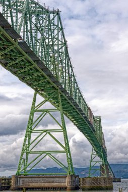 Astoria-Megler Köprüsü, Columbia Nehri ve odun direkleri, Astoria, Oregon, ABD