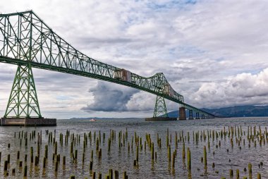 Astoria-Megler Köprüsü, Columbia Nehri ve odun direkleri, Astoria, Oregon, ABD