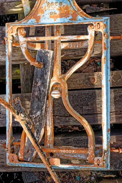 冲压旧工业设备是美国俄勒冈州阿斯托里亚市哥伦比亚河上的一个老渔捞码头遗留下来的最后一批物品之一 September 2013 — 图库照片