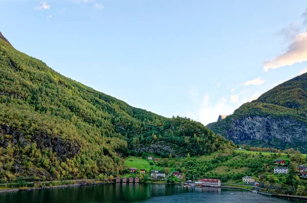 夏初在西海岸的Aurlandsfjorden尽头的村庄风景 Flam Aurland Norway Scandinavia Travel Destination North Europe September — 图库照片