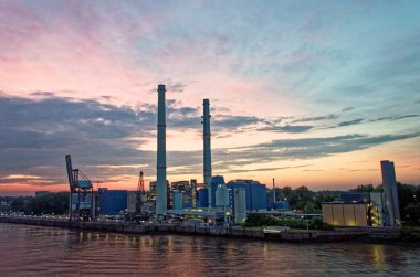 Hafencity, Hamburg, Almanya 'da Elbe Nehri' nde günbatımında sanayi manzarası - 5 Temmuz 2012