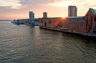 Hafencity, Hamburg, Almanya 'daki Elbe Nehri' nde gün batımında denize açılmak - 5 Temmuz 2012