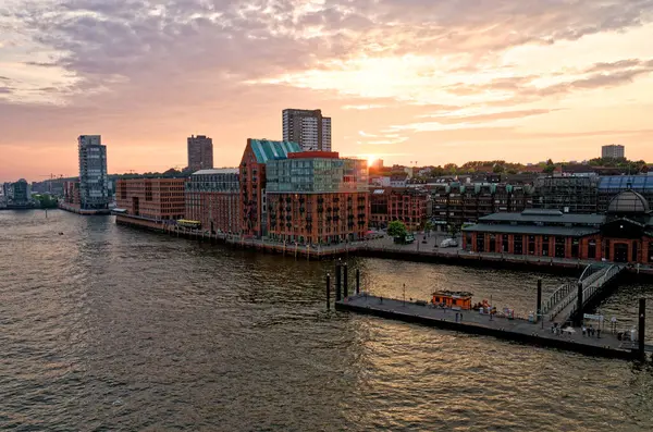 Schifffahrt Bei Sonnenuntergang Auf Der Elbe Der Hafencity Hamburg Deutschland — Stockfoto