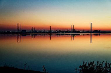 Romanya 'nın Navodari kentinde gün batımında aydınlatılmış bir petrol ve doğalgaz rafineri fabrikası. 5 Eylül 2011