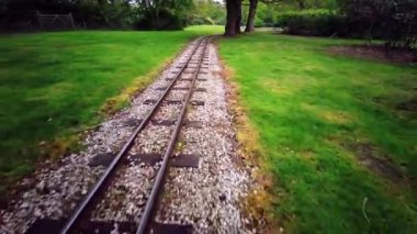 Exbury Gardens Demiryolu, İngiltere 'nin Hampshire kentindeki bu görkemli bahçelerin kuzey kısmında 1,25 mil boyunca uzanır.
