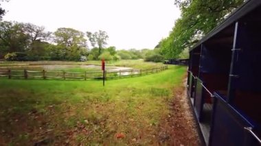 Exbury Gardens Demiryolu, İngiltere 'nin Hampshire kentindeki bu görkemli bahçelerin kuzey kısmında 1,25 mil boyunca uzanır.