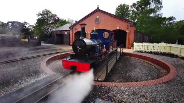 Eisenbahndrehscheibe Für Dampfmaschinen Miniatur Dampfzug Exbury Gardens England Mai 2021 — Stockvideo