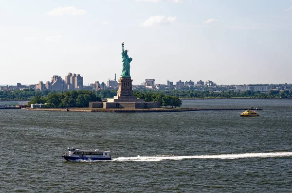 Vista Estátua Liberdade Nova York Sobre Rio Hudson Eua Abril — Fotografia de Stock