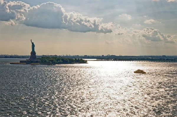 Vista Estátua Liberdade Nova York Sobre Rio Hudson Eua Abril — Fotografia de Stock