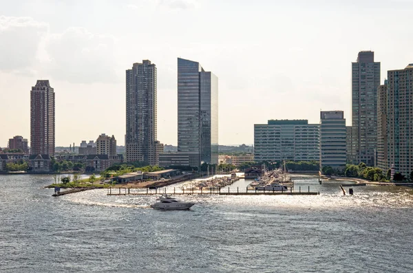 Zeilen Hudson River Voorkant Van South Manhattan Wolkenkrabbers Manhattan New — Stockfoto