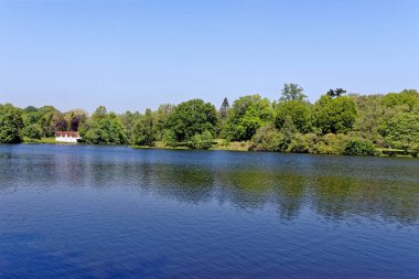 Seyahat Varış Yeri İngiltere - Balıkçılık Tapınağı - Kraliyet Peyzajı. Windsor Great Park, Virginia Su, Surrey, Birleşik Krallık