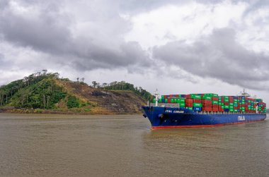 Panama Kanalı Gatun Gölü 'nden geçen büyük bir konteynır gemisi Ital Lunare - Gatun Gölü, Panama Kanalı, Panama Kanalı, Panama, Orta Amerika - 25 Ocak 2011