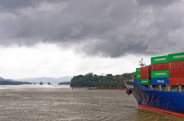 Panama Kanalı Gatun Gölü 'nden geçen büyük bir konteynır gemisi Ital Lunare - Gatun Gölü, Panama Kanalı, Panama Kanalı, Panama, Orta Amerika - 25 Ocak 2011