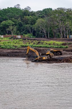 Kanaldaki yeni genişletilmiş kilitlerin Panama Kanalı İnşaatı. Galliard Cut - Panama Yeni Panama Kanalı İnşaatı 25 Ocak 2011