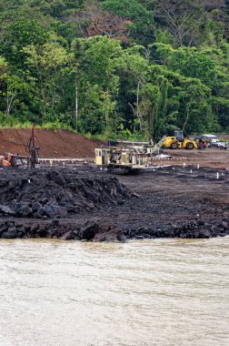 Kanaldaki yeni genişletilmiş kilitlerin Panama Kanalı İnşaatı. Galliard Cut - Panama Yeni Panama Kanalı İnşaatı 25 Ocak 2011