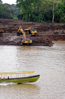 Kanaldaki yeni genişletilmiş kilitlerin Panama Kanalı İnşaatı. Galliard Cut - Panama Yeni Panama Kanalı İnşaatı 25 Ocak 2011