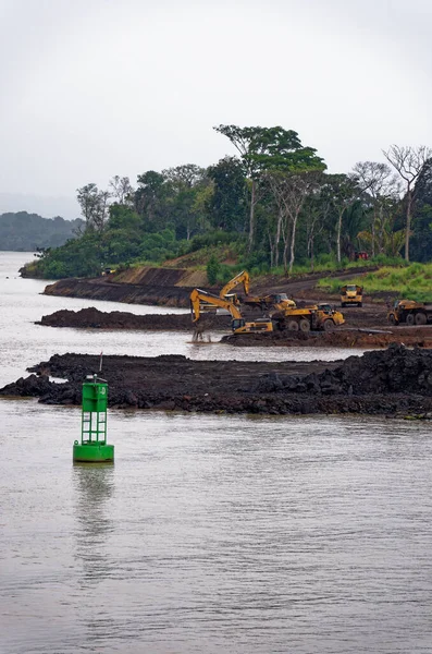 Kanaldaki yeni genişletilmiş kilitlerin Panama Kanalı İnşaatı. Galliard Cut - Panama Yeni Panama Kanalı İnşaatı 25 Ocak 2011