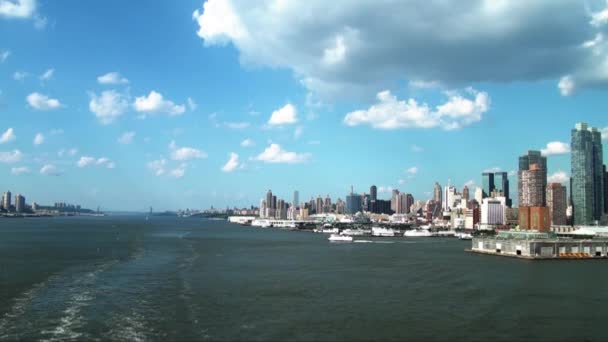 Hudson Nehri Üzerinde Güney Manhattan Gökdelenlerinin Önünde Yelken Açmak Manhattan — Stok video