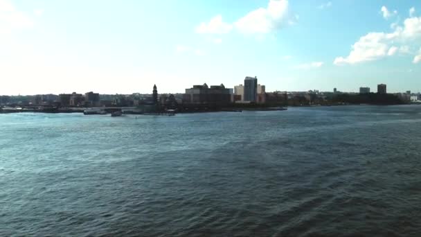 Hudson Nehri Üzerinde Güney Manhattan Gökdelenlerinin Önünde Yelken Açmak Manhattan — Stok video