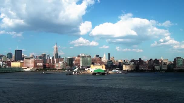 在哈德逊河南曼哈顿摩天大楼前航行 美国纽约市曼哈顿 2011年4月5日 — 图库视频影像