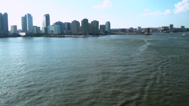 Hudson Nehri Üzerinde Güney Manhattan Gökdelenlerinin Önünde Yelken Açmak Manhattan — Stok video
