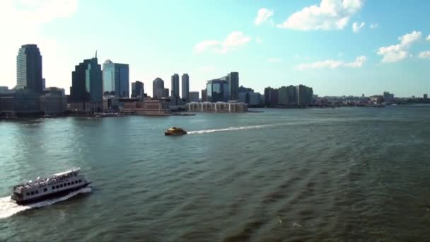 Hudson Nehri Üzerinde Güney Manhattan Gökdelenlerinin Önünde Yelken Açmak Manhattan — Stok video