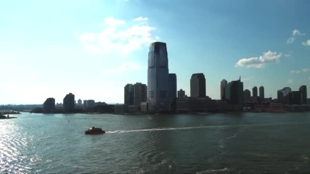 Hudson Nehri Üzerinde Güney Manhattan Gökdelenlerinin Önünde Yelken Açmak Manhattan — Stok video