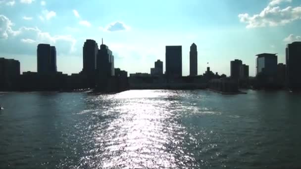Πλεύση Στον Ποταμό Hudson Μπροστά Από Νότιο Μανχάταν Ξύστρες Ουρανό — Αρχείο Βίντεο