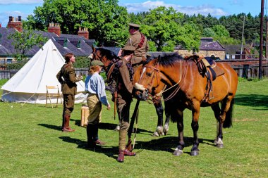 Birinci Dünya Savaşı 'nda eski asker üniforması giymiş kişiler Beamish, Durham County, İngiltere, 12 Haziran 2021
