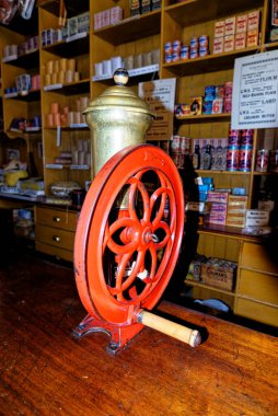Beamish Village, Durham County, İngiltere 'de 12 Haziran 2021' de bir dükkanda sergilenen antika eski kahve öğütücüsü.