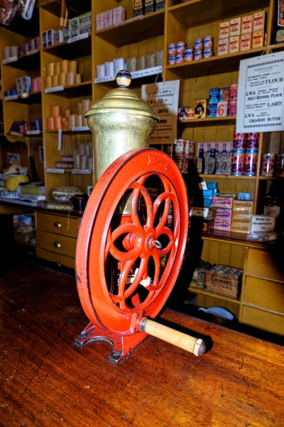 2021年6月12日在英国达勒姆县比米什村的一家商店展出的老式老式旧咖啡研磨机 — 图库照片