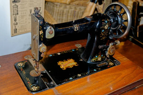 古旧缝纫机 在一个方便的商店 比米什村 达勒姆县 2021年6月12日 — 图库照片