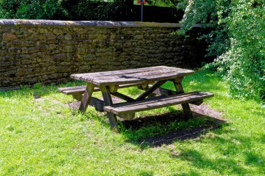 Gölgeli ormanlık piknik alanı masa ve bank koltukları - Beamish, Durham County, İngiltere, Birleşik Krallık