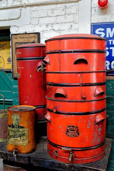 2021年6月12日 英国达勒姆县Beamish村 一个老式的老式尘土飞扬的汽车维修车间内的老式老式燃料罐 — 图库照片