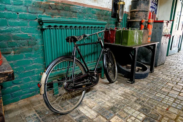 Bicicleta Dentro Antiguo Taller Polvoriento Vintage Beamish Village Durham County — Foto de Stock