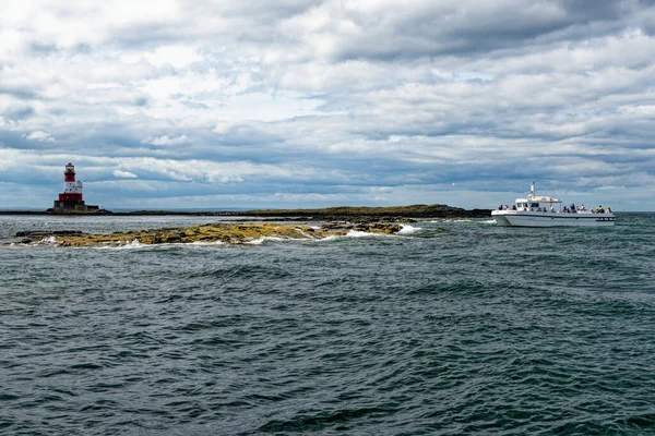 ลองสโตนประภาคารทร ปเร งอย บนหม เกาะ Farne านนอกบนชายฝ Northumberland ในภาคเหน อของอ — ภาพถ่ายสต็อก